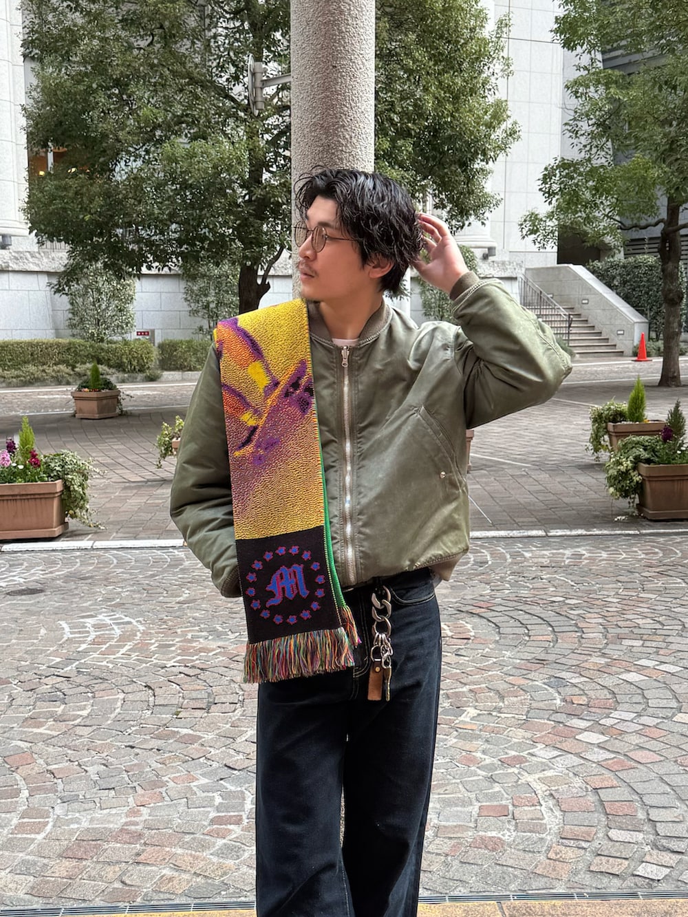 「真冬のあったかスタイル、サングラス、MA-1、フライトジャケット、ジャケットスタイル、大人カジュアル、きれいめカジュアル、冬コーデ、冬アウター、デニム、ブーツ、マフラーぐるぐる、マフラー、シンプルコーデ、レイヤードスタイル」｜「INTER FACTORYの【Forte/フォルテ】フレアデニムパンツ（デニムパンツ、ブルー系）」を使った、Takeru.さん（メンズ・180cm）の冬コーディネートの2枚目の写真