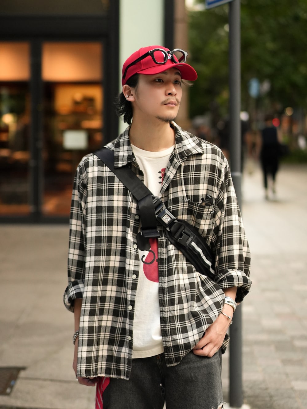 ブラック系のデニムパンツ、グレー系のスニーカー、ブラック系のシャツ/ブラウスを着用したメンズの秋コーディネートの2枚目の写真