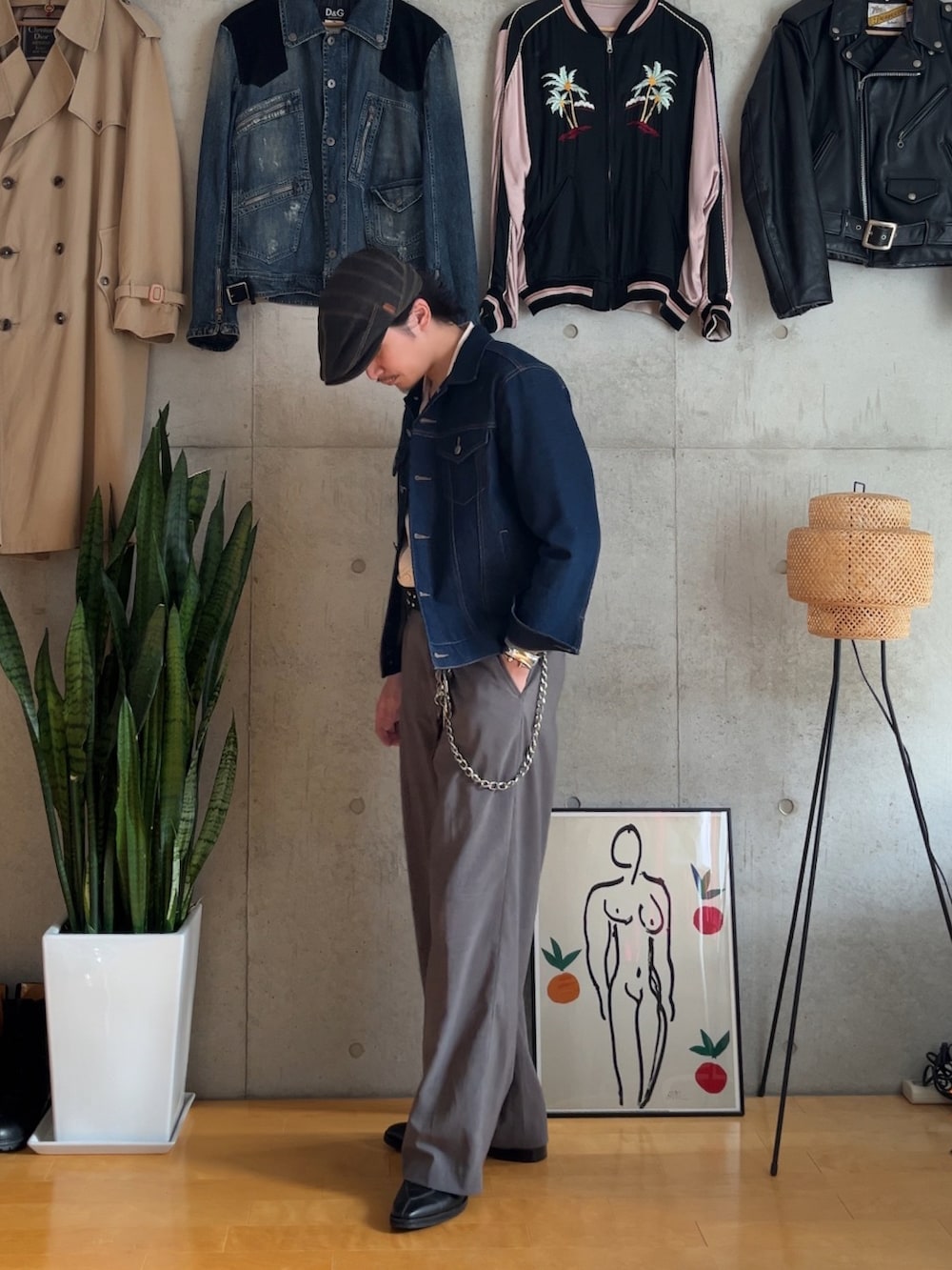 グレー系のスラックス、ブラック系のスリッポン、ホワイト系のシャツ/ブラウスを着用したメンズの秋コーディネートの2枚目の写真