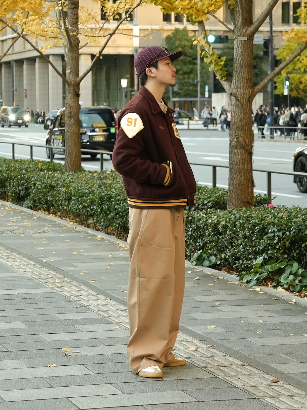 ベージュ系のチノパンツ、レッド系のスタジャン、その他のニット/セーターを着用したメンズの冬コーディネートの3枚目の写真