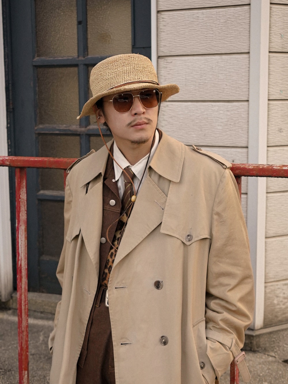 ブラウン系のデニムジャケット、ブラウン系のデニムパンツ、ゴールド系のカーディガン/ボレロを着用したメンズの冬コーディネートの2枚目の写真