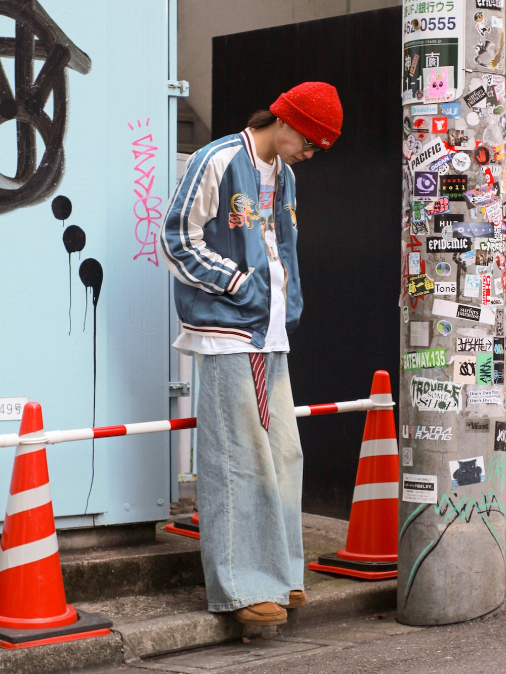 ブルー系のデニムパンツ、ブラウン系のブーツ、ホワイト系のTシャツ/カットソーを着用したメンズの冬コーディネートの3枚目の写真