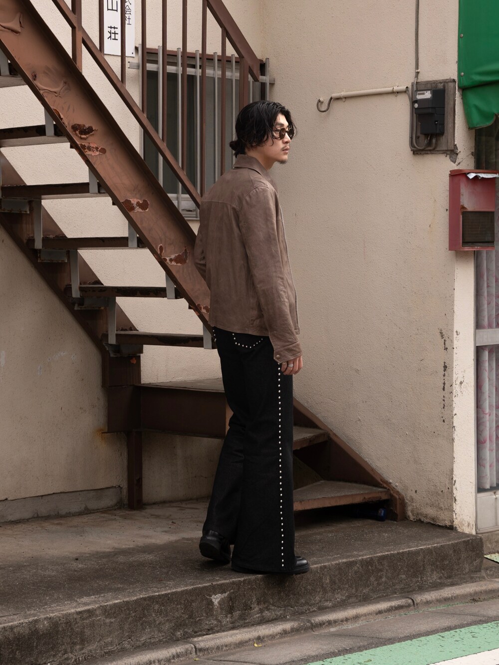ブラック系のデニムパンツ、ブラック系のシャツ/ブラウス、ブラック系のローファーを着用したメンズの冬コーディネートの5枚目の写真