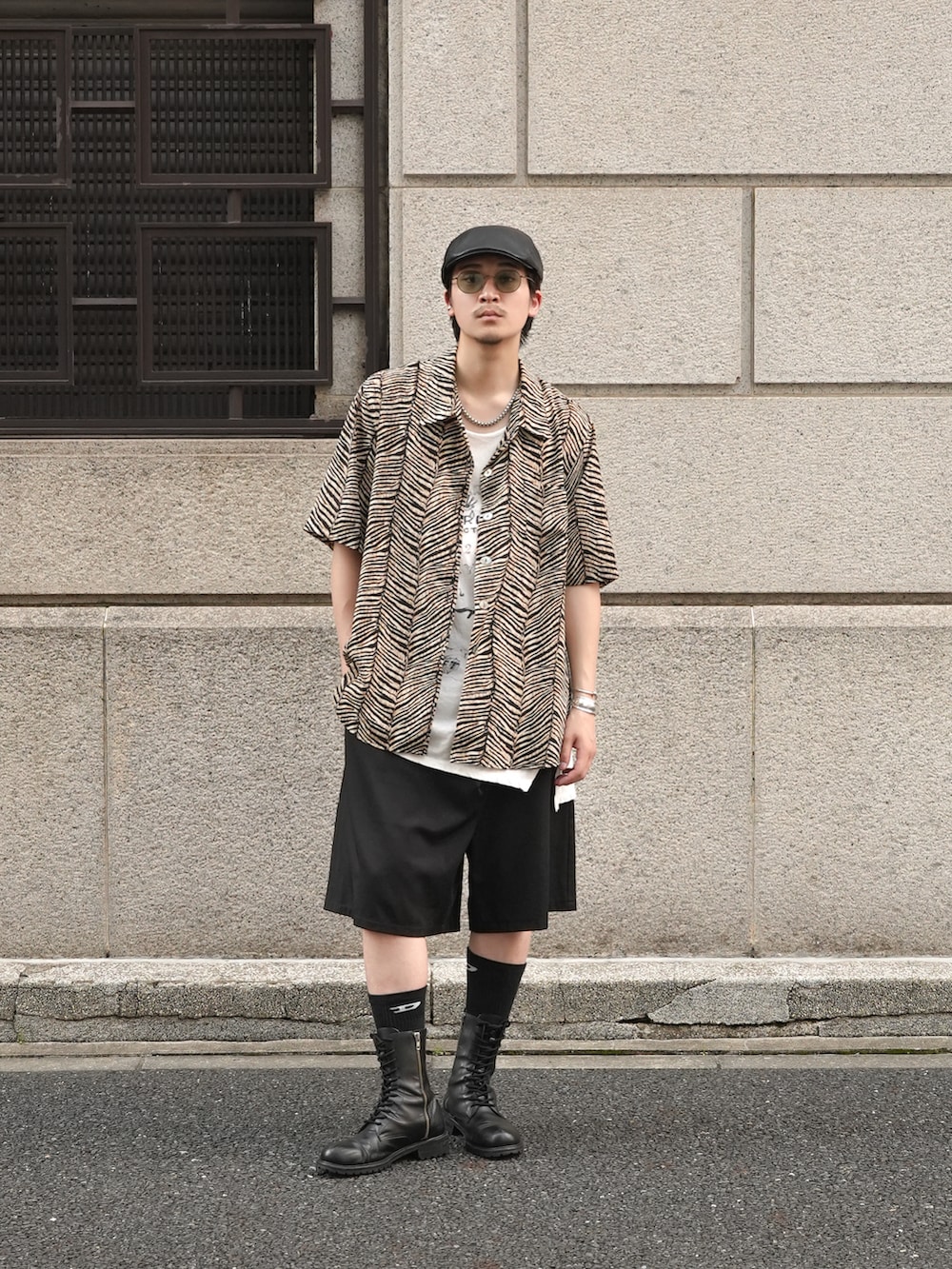 ブラック系のブーツ、ホワイト系のタンクトップ、ブラック系のシャツ/ブラウスを着用したメンズの夏コーディネートの3枚目の写真