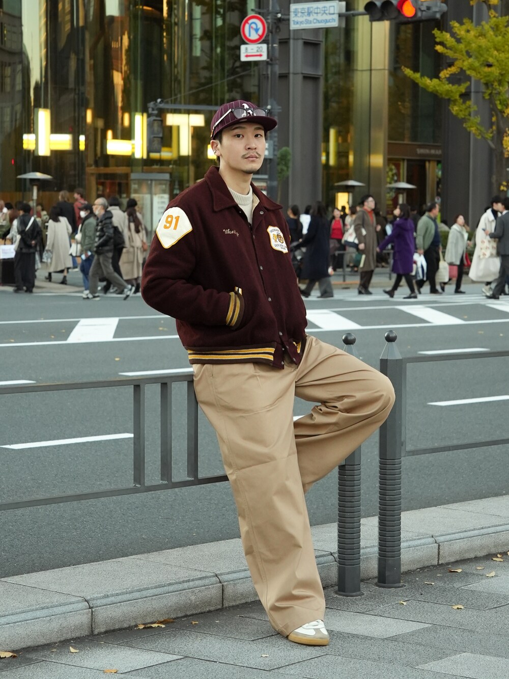 ベージュ系のチノパンツ、レッド系のスタジャン、その他のニット/セーターを着用したメンズの冬コーディネートの4枚目の写真