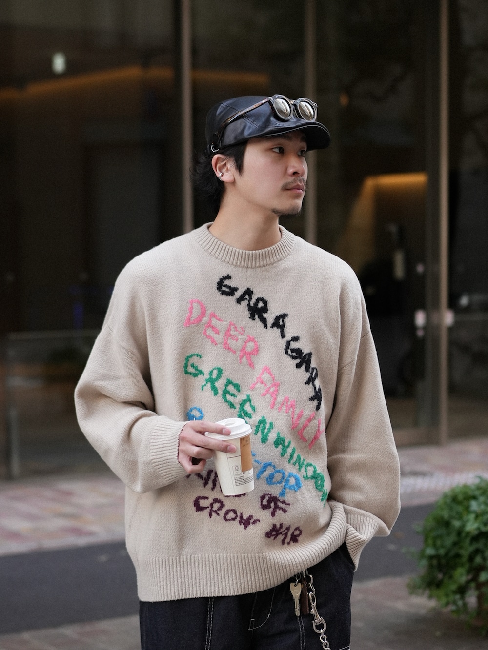 ブルー系のその他パンツ、ホワイト系のスニーカー、その他のニット/セーターを着用したメンズの春コーディネートの2枚目の写真