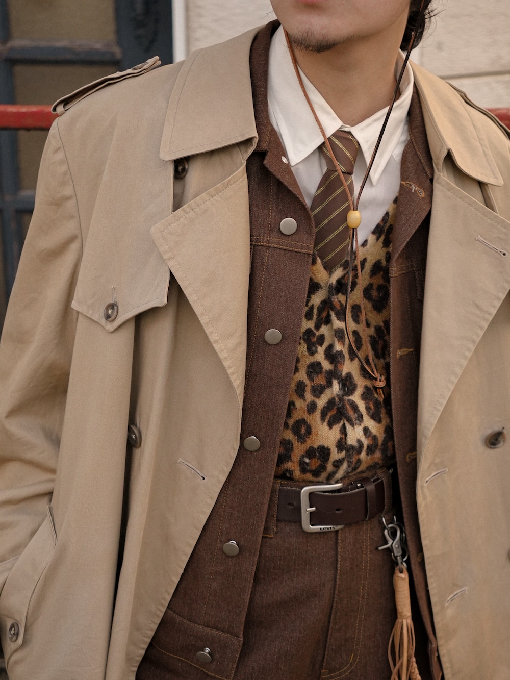 ブラウン系のデニムジャケット、ブラウン系のデニムパンツ、ゴールド系のカーディガン/ボレロを着用したメンズの冬コーディネートの4枚目の写真