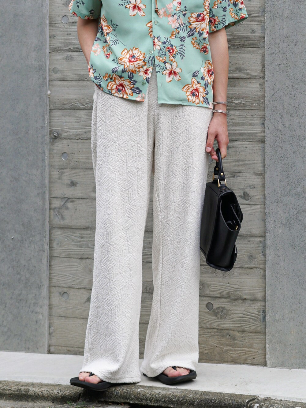 グリーン系のシャツ/ブラウス、ブラック系のハンドバッグ、ホワイト系のその他パンツを着用したメンズの夏コーディネートの5枚目の写真