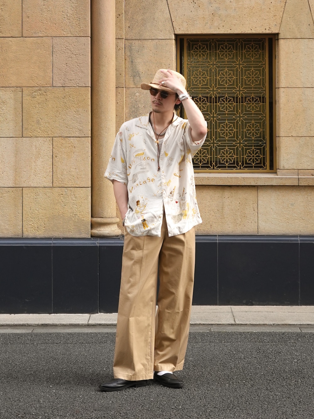 グレー系のシャツ/ブラウス、ベージュ系のチノパンツ、ブラック系のスリッポンを着用したメンズの夏コーディネートの2枚目の写真