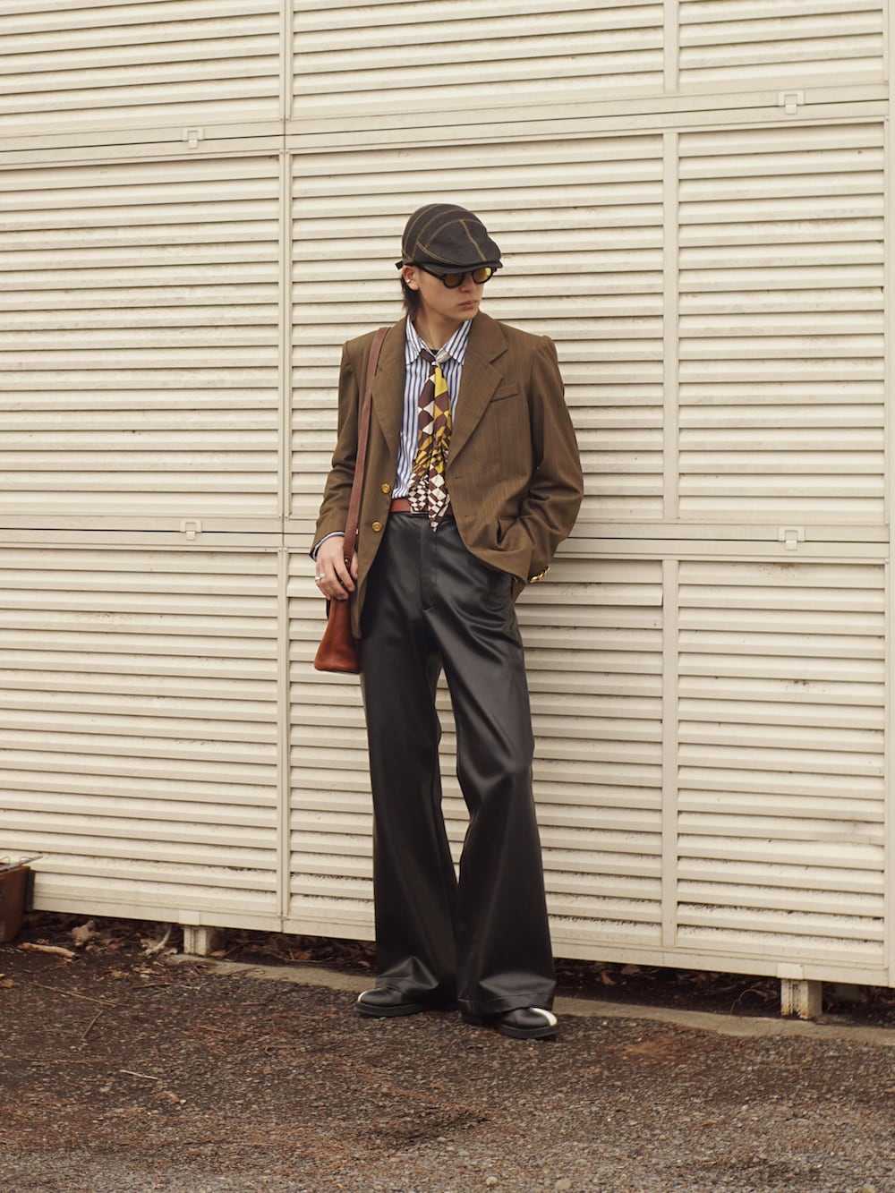 ブラック系のその他パンツ、ブラック系のシューズ、グリーン系のテーラードジャケットを着用したメンズの春コーディネートの4枚目の写真