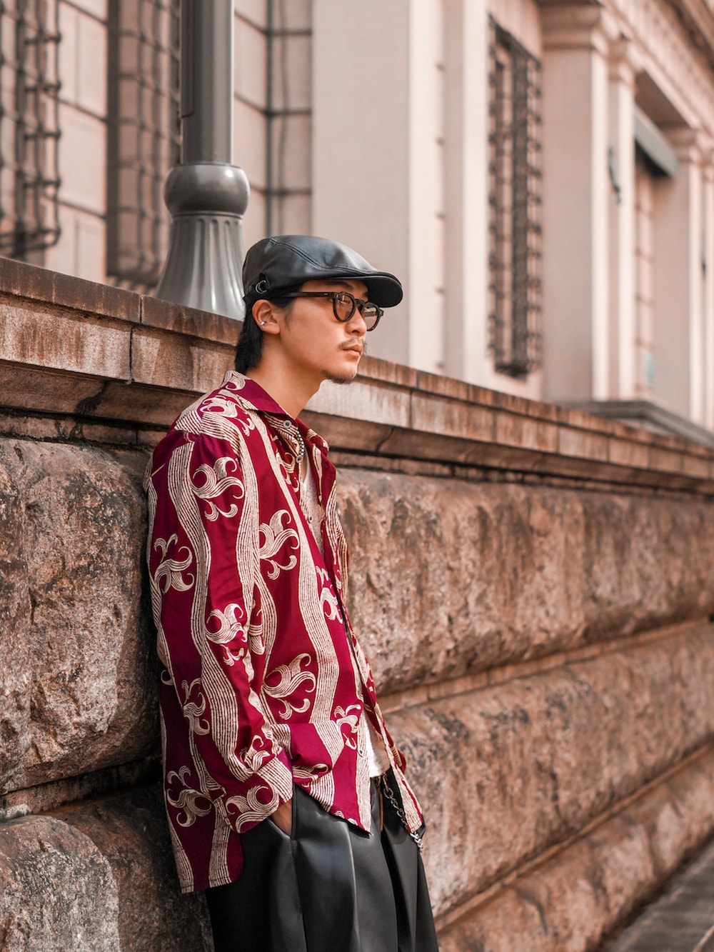 ブラック系のその他パンツ、ブラック系のブーツ、レッド系のシャツ/ブラウスを着用したメンズの夏コーディネートの3枚目の写真