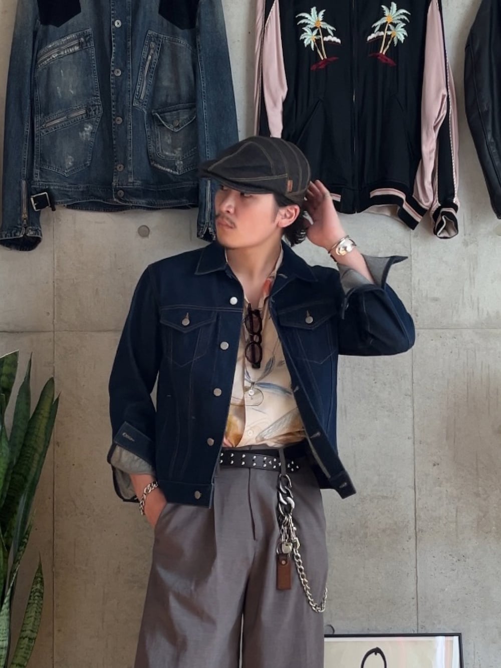 グレー系のスラックス、ブラック系のスリッポン、ホワイト系のシャツ/ブラウスを着用したメンズの秋コーディネートの3枚目の写真