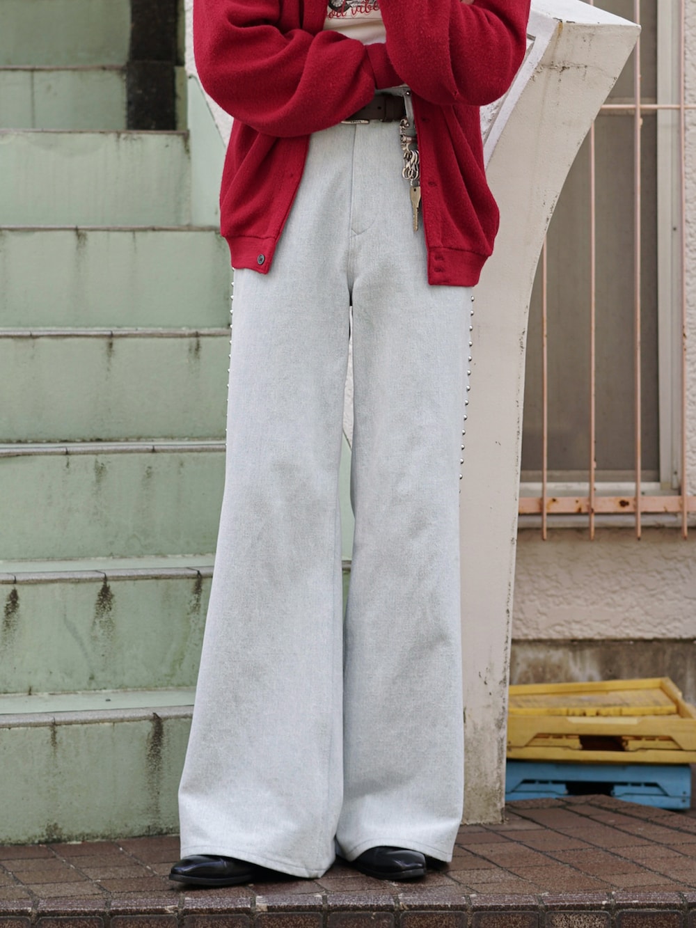 レッド系のカーディガン/ボレロ、レッド系のTシャツ/カットソー、ブラック系のブーツを着用したメンズの夏コーディネートの5枚目の写真