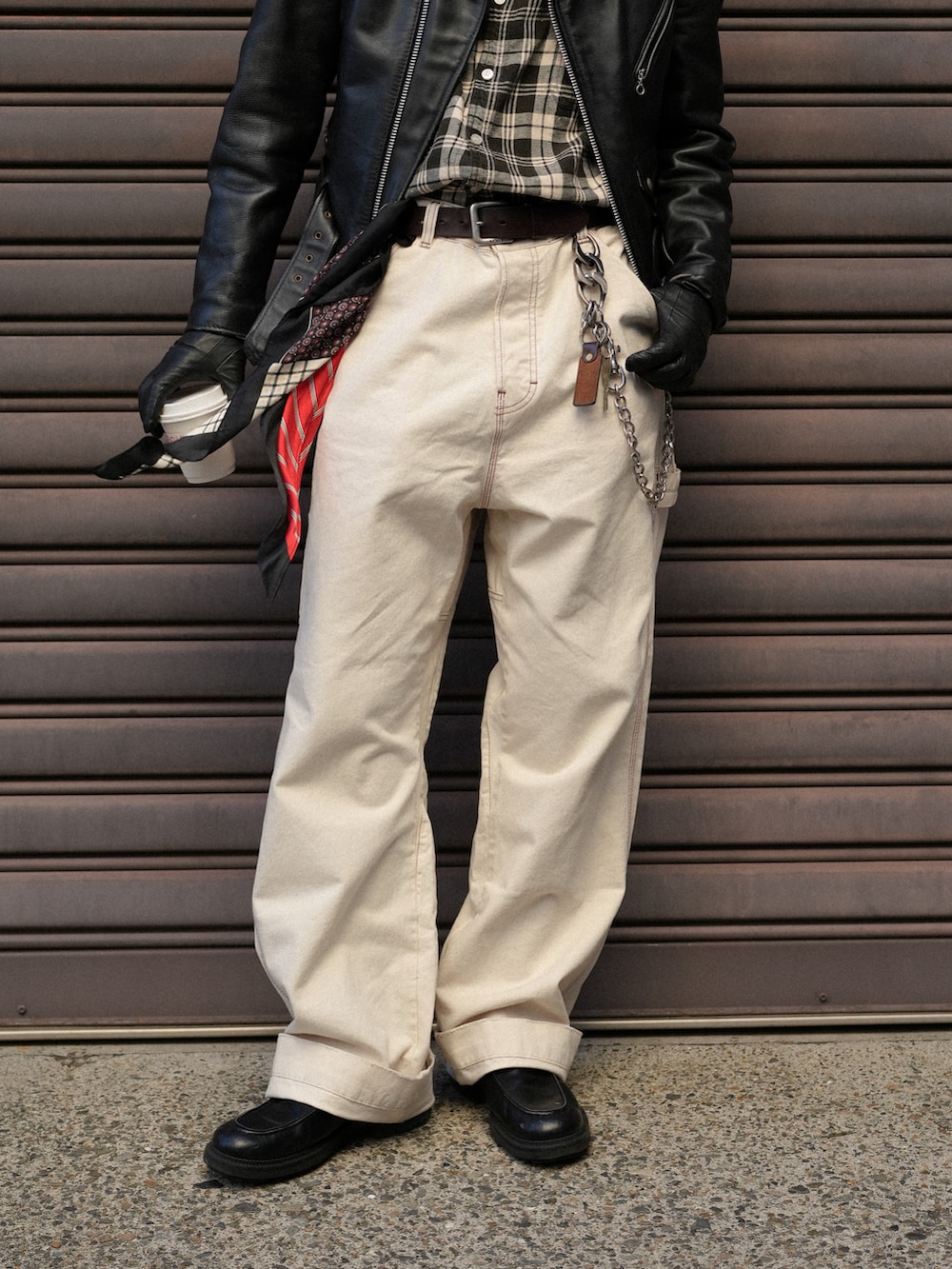「真冬のあったかスタイル、古着MIX、ライダース、レザー、大人カジュアル、休日スタイル、白パンツ、デニム、白デニム、お出かけコーデ、ハンチング帽、サングラス、スカーフ、レイヤードスタイル、冬アウター」｜「DIESELのメンズ デニム ルーズ ストレート D-LIVERY L.32（デニムパンツ、ホワイト系）」を使った、Takeru.さん（メンズ・180cm）の冬コーディネートの4枚目の写真