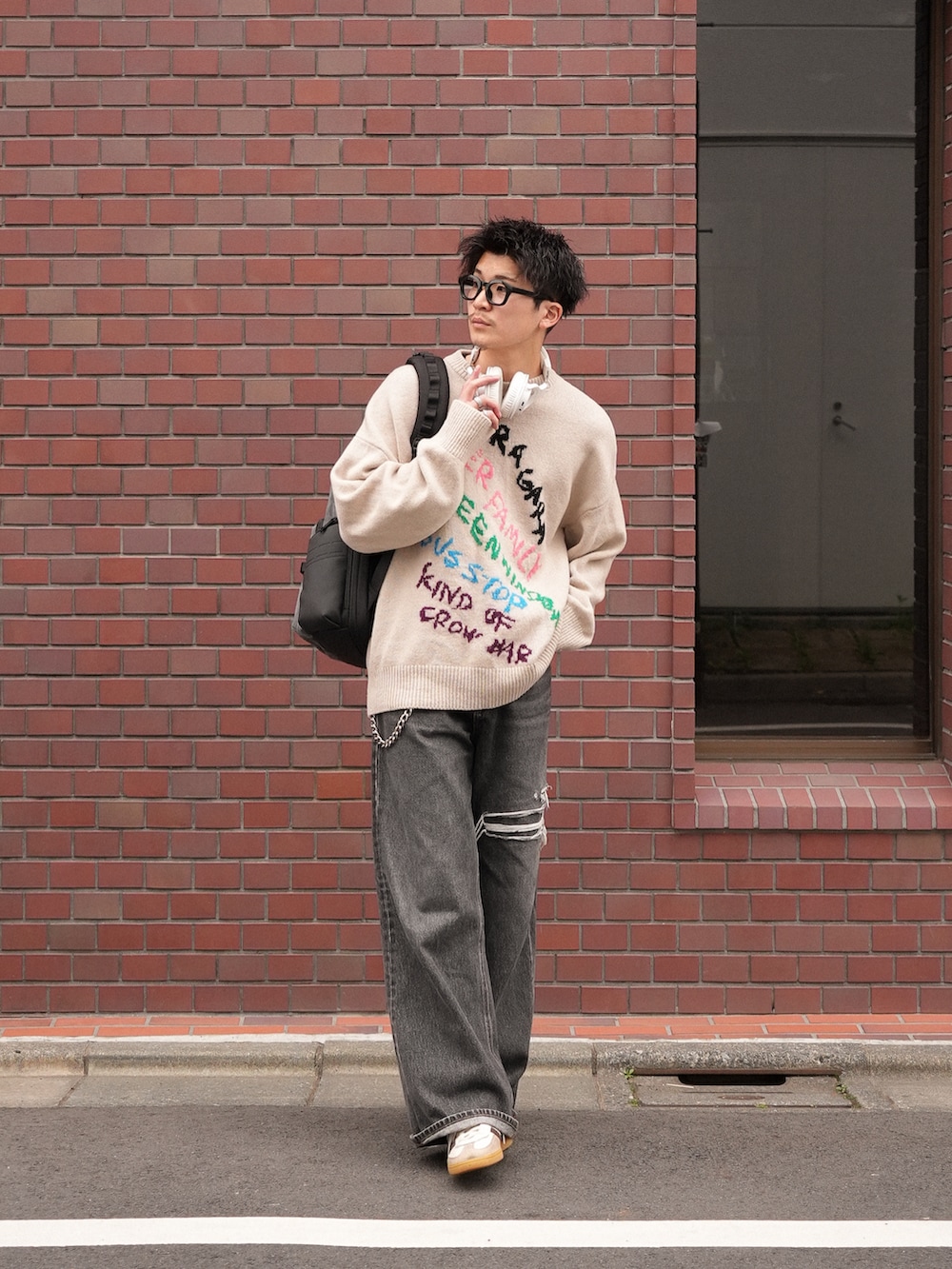 「春コーデ、ニット、デニム、白スニーカー、スニーカー、メガネ男子、春色、古着MIX、大人カジュアル、きれいめカジュアル、休日スタイル、シンプルコーデ、モノトーン、お出かけコーデ、リュック」｜「TUMIのアイテム（バックパック/リュック、グレー系）」を使った、Takeru.さん（メンズ・179cm）の春コーディネートの3枚目の写真