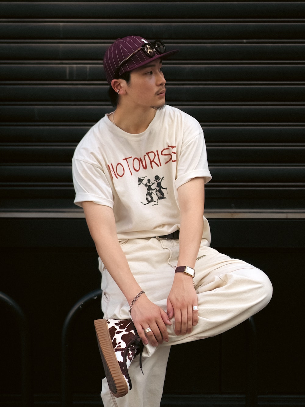 ホワイト系のTシャツ/カットソー、ホワイト系のデニムパンツ、その他のスニーカーを着用したメンズの夏コーディネートの2枚目の写真