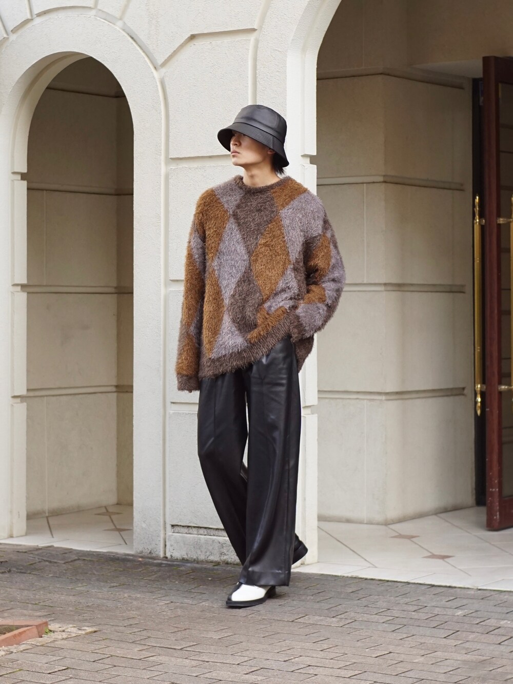 ブラック系のその他パンツ、ブラウン系のニット/セーター、ブラック系のシューズを着用したメンズの冬コーディネートの3枚目の写真