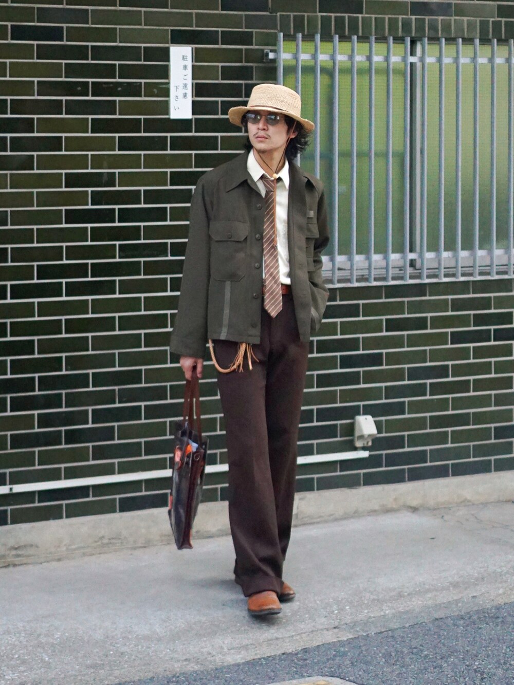 ブラウン系のスラックス、その他のトートバッグ、ブラウン系のドレスシューズを着用したメンズの秋コーディネートの2枚目の写真