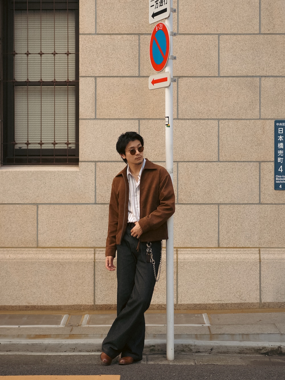 ブラック系のデニムパンツ、ブラウン系のブーツ、ホワイト系のシャツ/ブラウスを着用したメンズの秋コーディネートの5枚目の写真