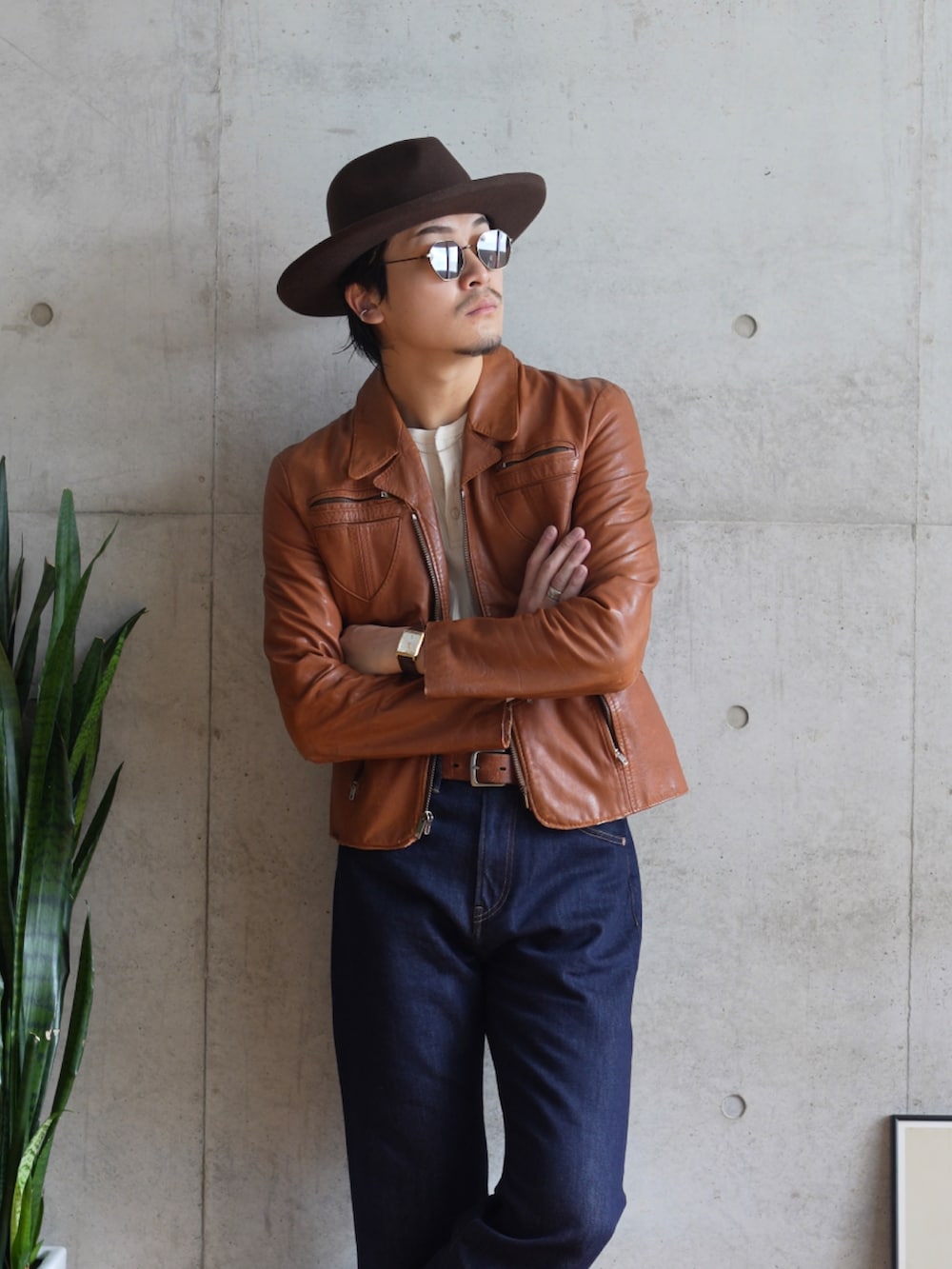 ベージュ系のTシャツ/カットソー、ブラウン系のブーツ、オレンジ系のジャケット/アウターを着用したメンズの秋コーディネートの2枚目の写真