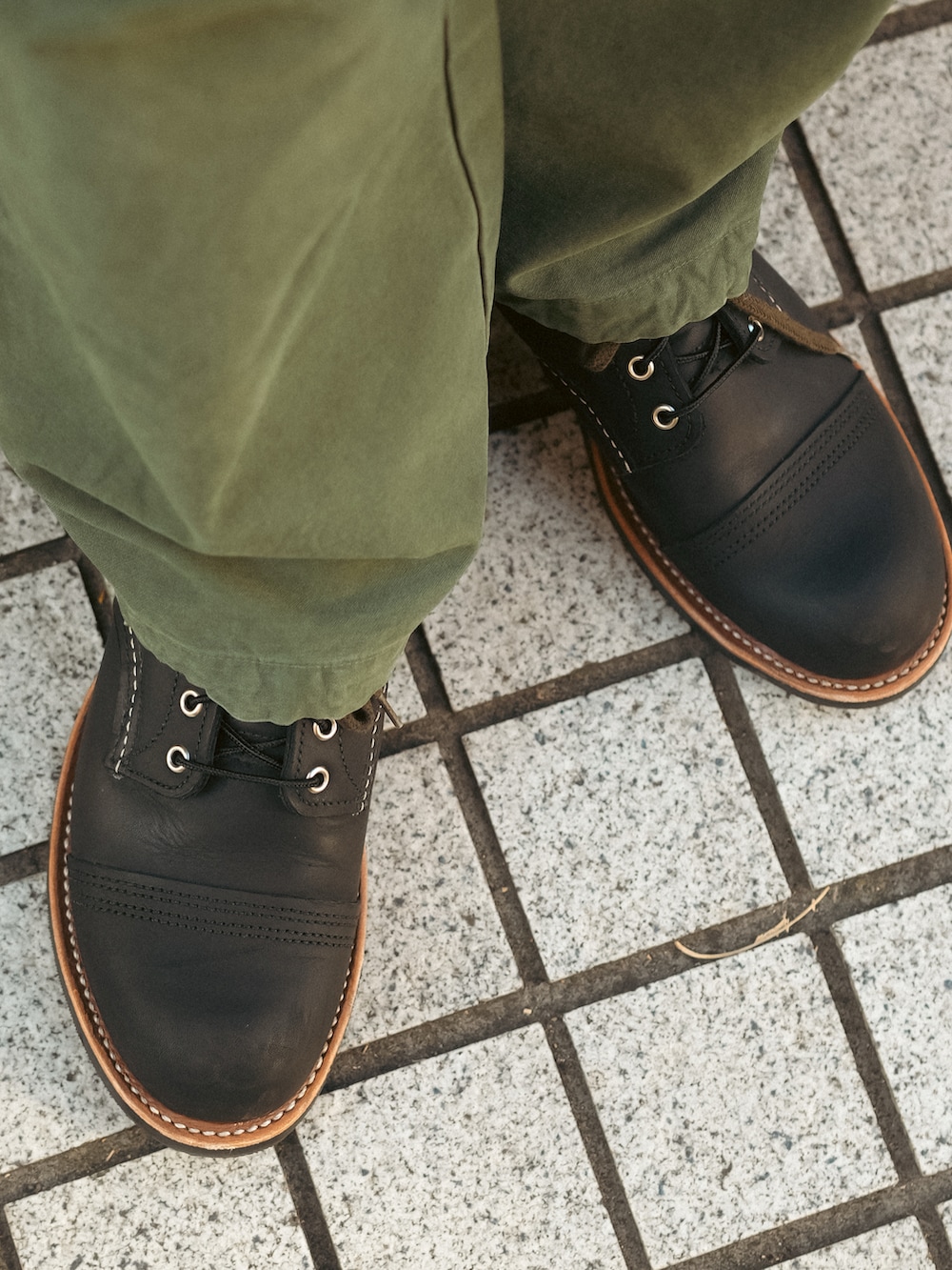 ブラック系のデニムジャケット、グリーン系のカーゴパンツ、ブラック系のブーツを着用したメンズの冬コーディネートの4枚目の写真