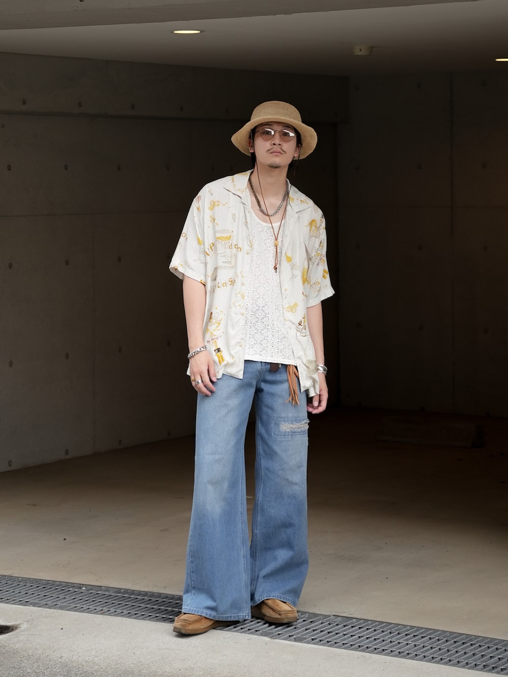 ブルー系のデニムパンツ、ホワイト系のシャツ/ブラウス、グレー系のシャツ/ブラウスを着用したメンズの夏コーディネートの5枚目の写真