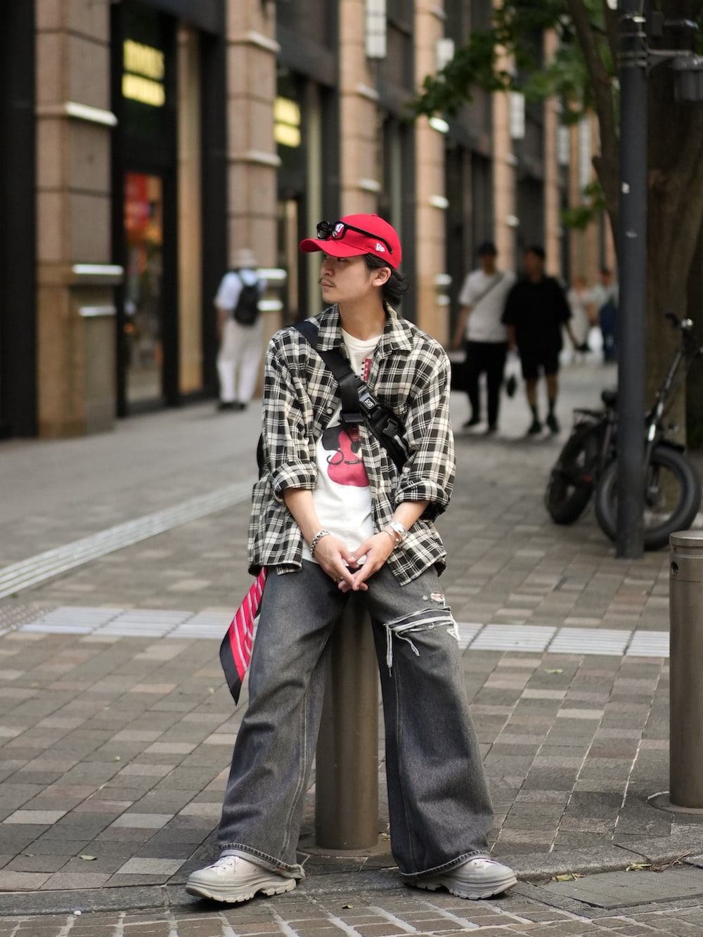 ブラック系のデニムパンツ、グレー系のスニーカー、ブラック系のシャツ/ブラウスを着用したメンズの秋コーディネートの3枚目の写真