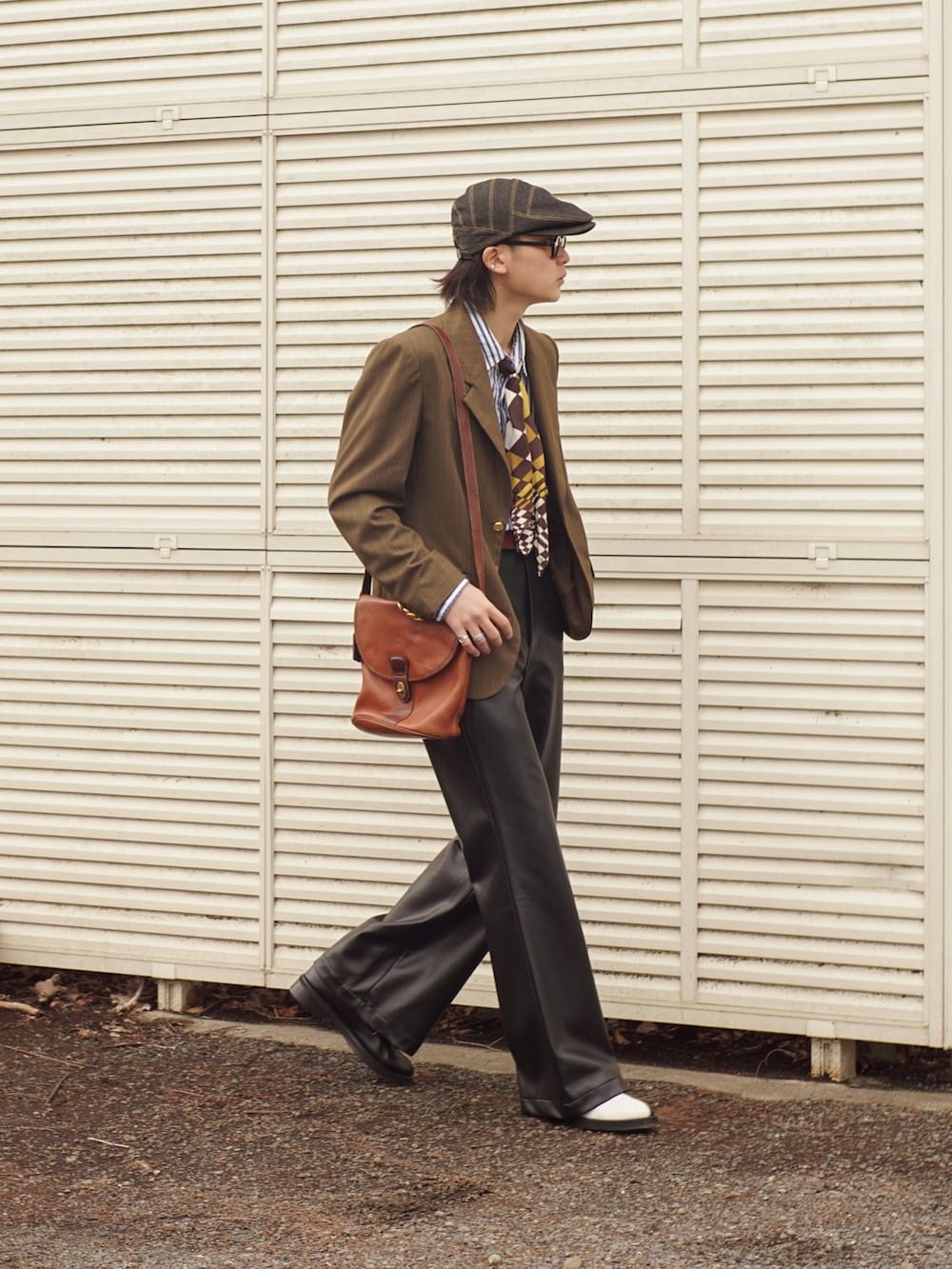 ブラック系のその他パンツ、ブラック系のシューズ、グリーン系のテーラードジャケットを着用したメンズの春コーディネートの2枚目の写真