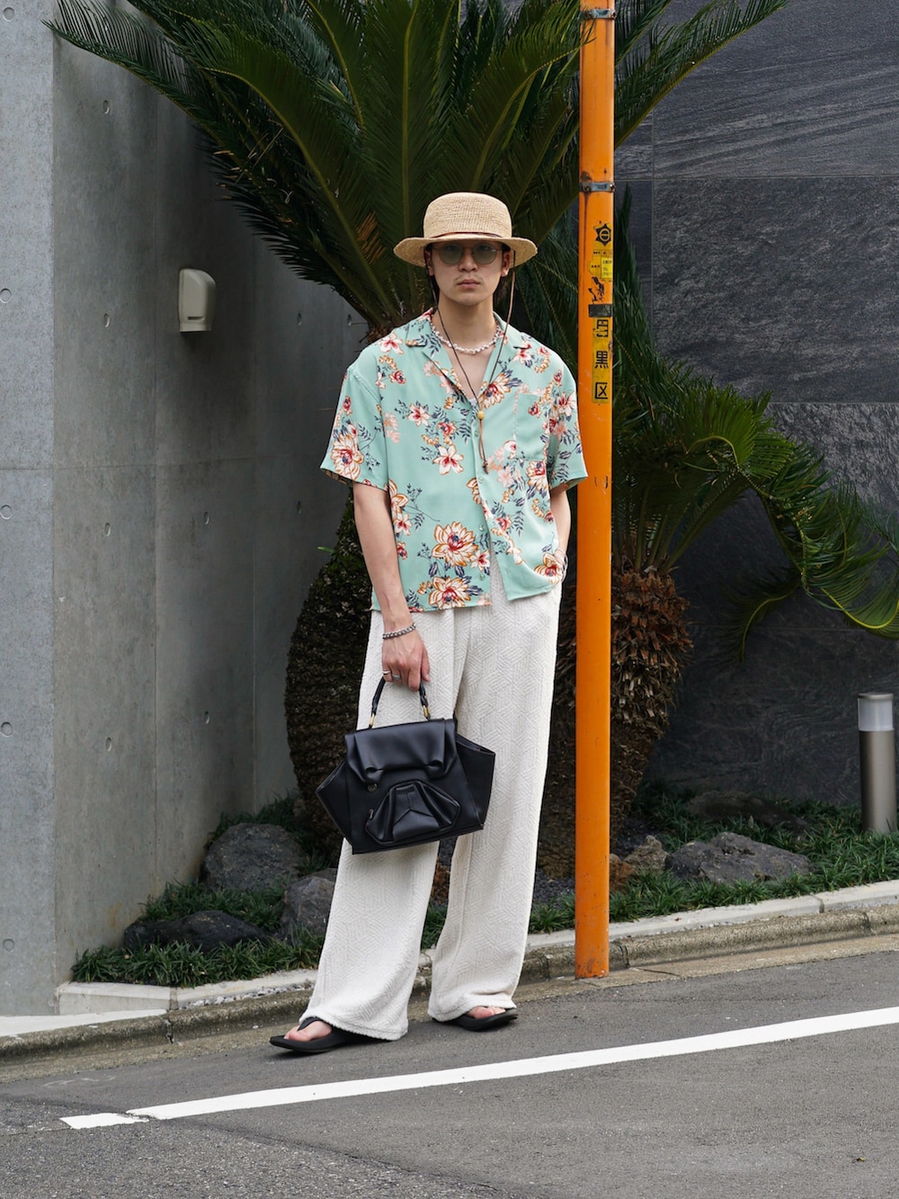 グリーン系のシャツ/ブラウス、ブラック系のハンドバッグ、ホワイト系のその他パンツを着用したメンズの夏コーディネートの2枚目の写真