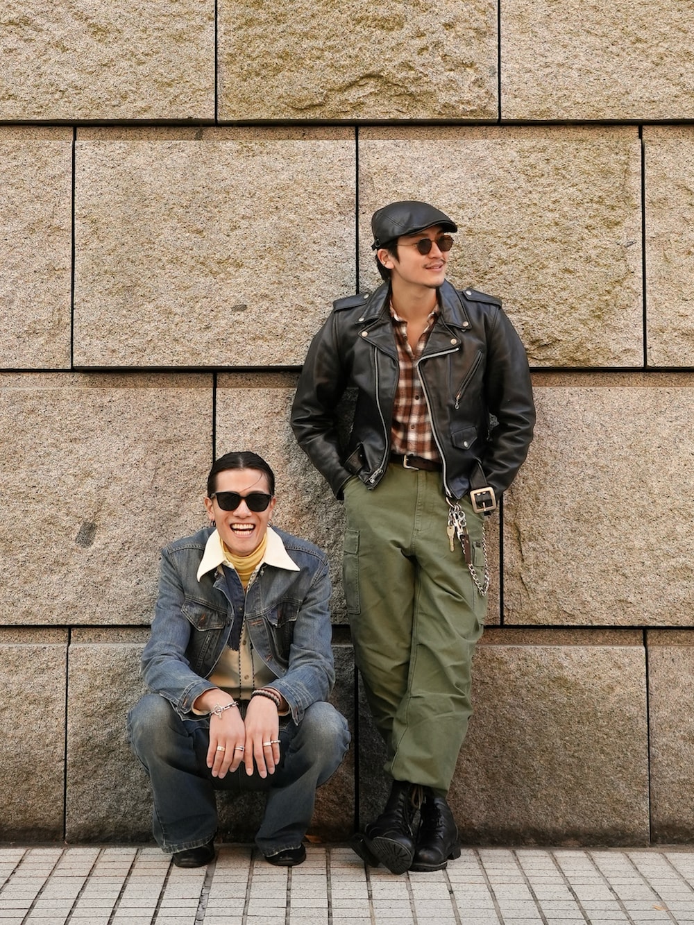 グリーン系のカーゴパンツ、ブラック系のブーツ、ブラック系のライダースジャケットを着用したメンズの冬コーディネートの2枚目の写真