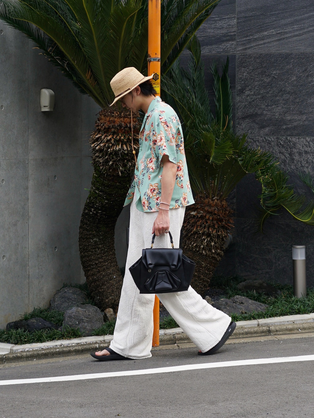 グリーン系のシャツ/ブラウス、ブラック系のハンドバッグ、ホワイト系のその他パンツを着用したメンズの夏コーディネートの4枚目の写真