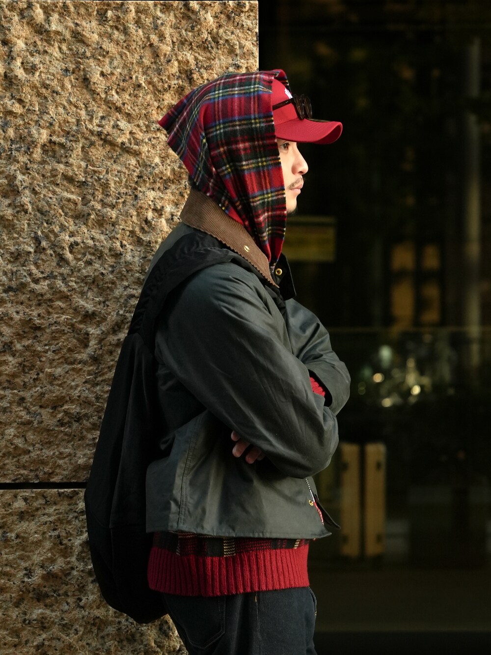 ブルー系のデニムパンツ、ブラウン系のブーツ、グリーン系のその他アウターを着用したメンズの冬コーディネートの4枚目の写真