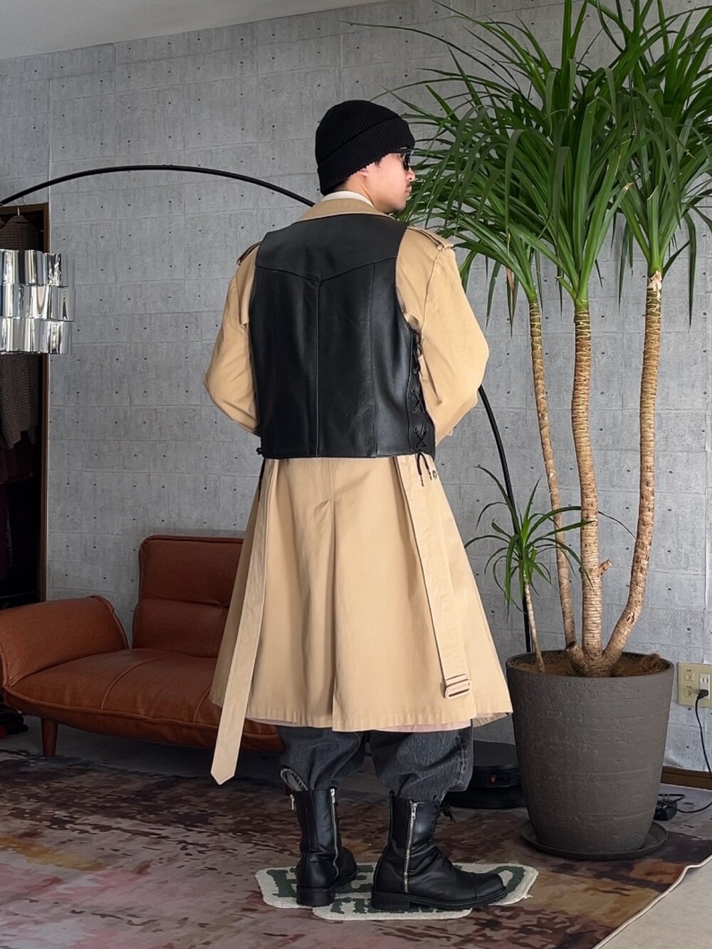 ブラック系のブーツ、ブラック系のデニムパンツ、ベージュ系のトレンチコートを着用したメンズの冬コーディネートの3枚目の写真