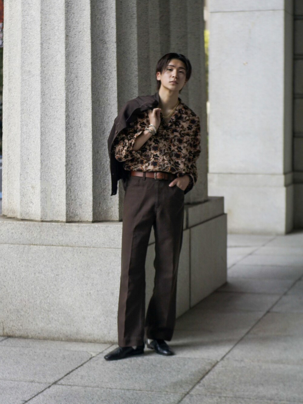 ブラウン系のデニムパンツ、ブラウン系のブルゾン、グリーン系のシャツ/ブラウスを着用したメンズの秋コーディネートの2枚目の写真