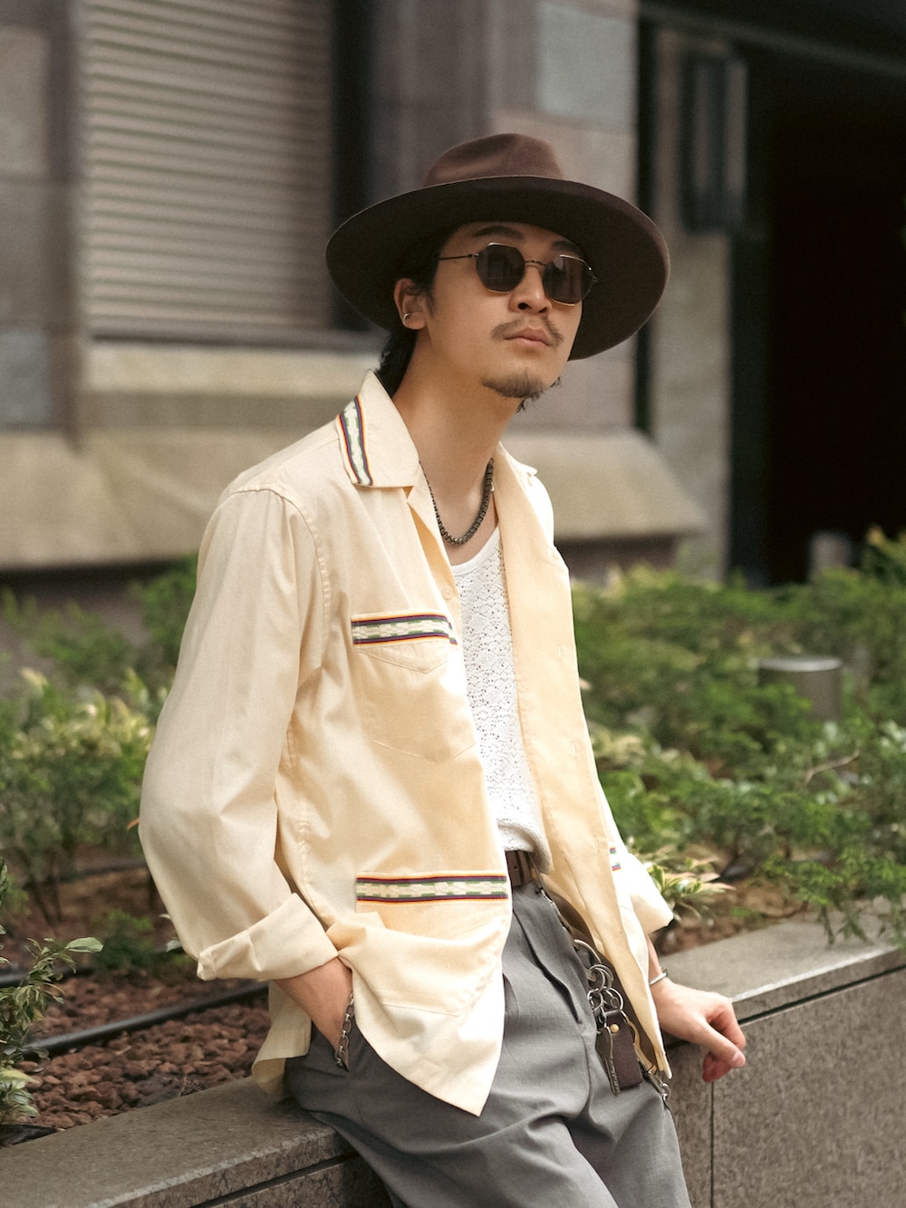 ベージュ系のシャツ/ブラウス、ホワイト系のシャツ/ブラウス、グレー系のスラックスを着用したメンズの春コーディネートの2枚目の写真