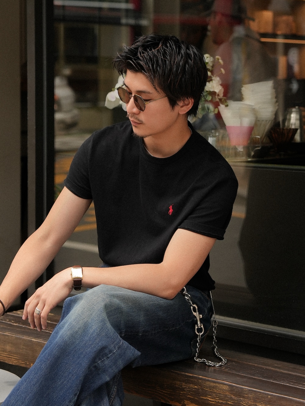 ブラック系のTシャツ/カットソー、ブルー系のデニムパンツ、ブラック系のブーツを着用したメンズの夏コーディネートの2枚目の写真