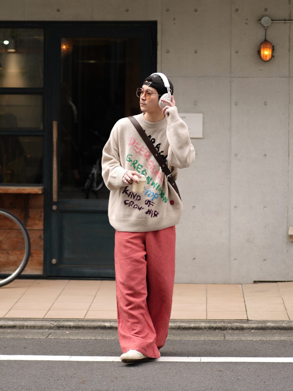 ピンク系のパンツ、ホワイト系のスニーカー、ブラウン系のショルダーバッグを着用したメンズの春コーディネートの4枚目の写真