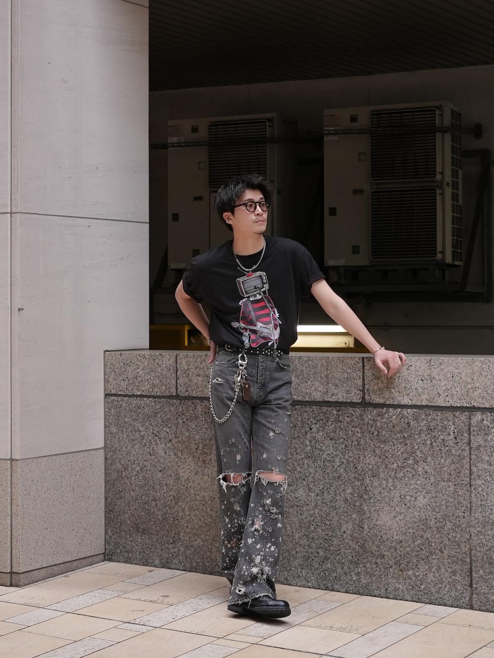 ブラック系のデニムパンツ、ブラック系のTシャツ/カットソー、ブラック系のブーツを着用したメンズの春コーディネートの5枚目の写真