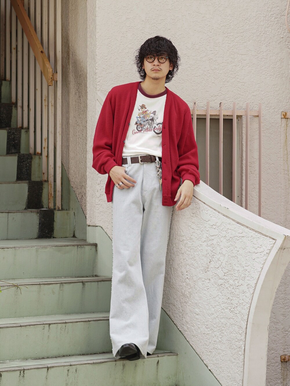 レッド系のカーディガン/ボレロ、レッド系のTシャツ/カットソー、ブラック系のブーツを着用したメンズの夏コーディネートの2枚目の写真