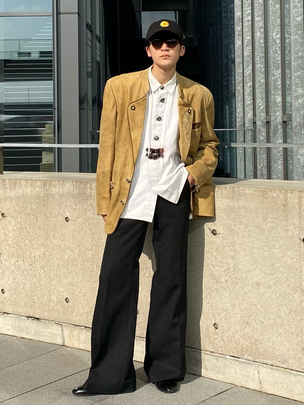 「冬、ブラック、革靴、ジャケット、新年一発目、ootd、キャップ、フレアパンツ、オーバーサイズ、シンプルコーデ、チロリアン、outfit、休日スタイル、シャツスタイル、カジュアル」|「used Tyrolean jacketのアイテム(その他アウター、ベージュ系)」を使った、Takeru.さん(メンズ・177cm)の冬コーディネートの2枚目の写真