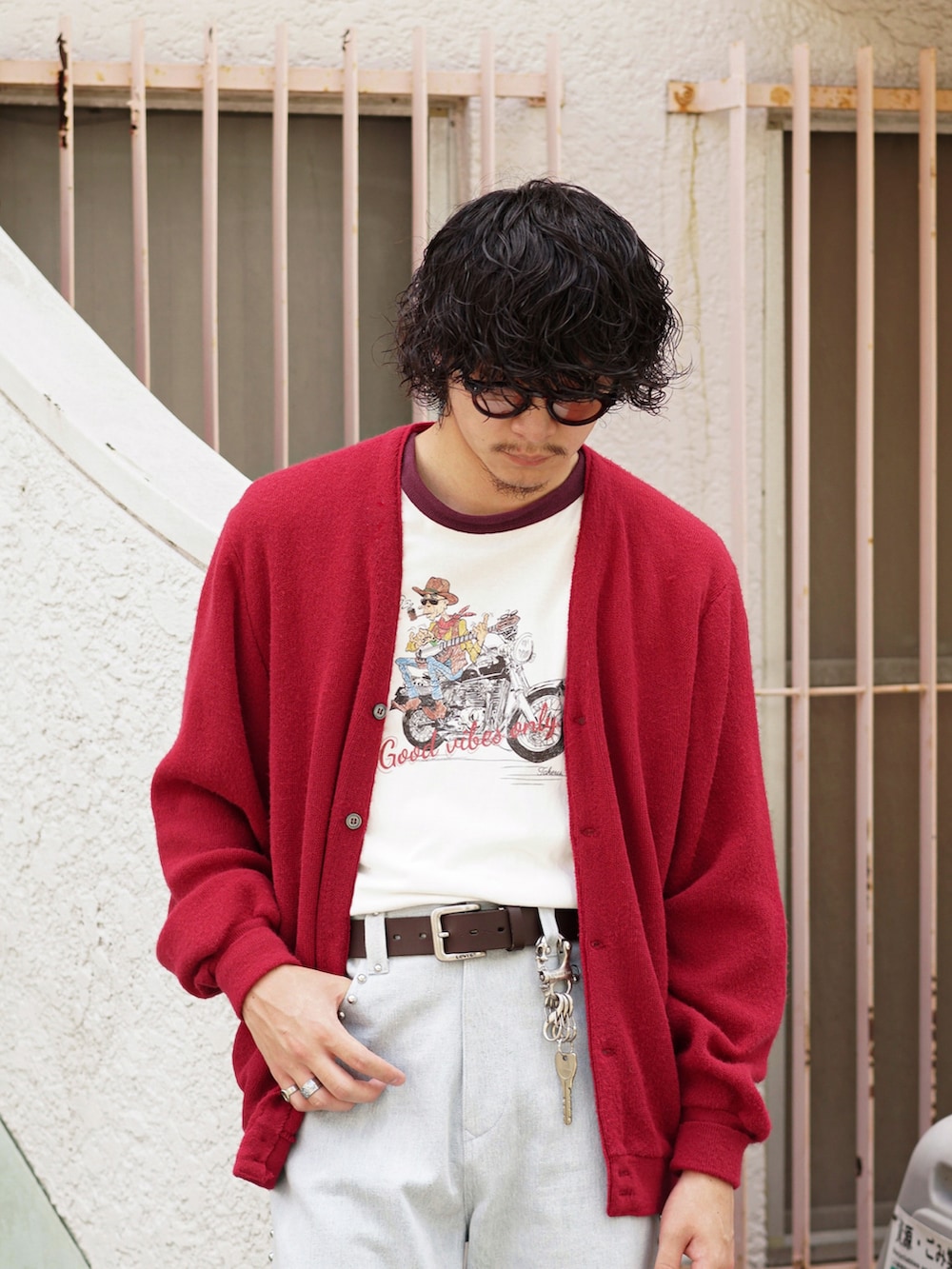 レッド系のカーディガン/ボレロ、レッド系のTシャツ/カットソー、ブラック系のブーツを着用したメンズの夏コーディネートの3枚目の写真
