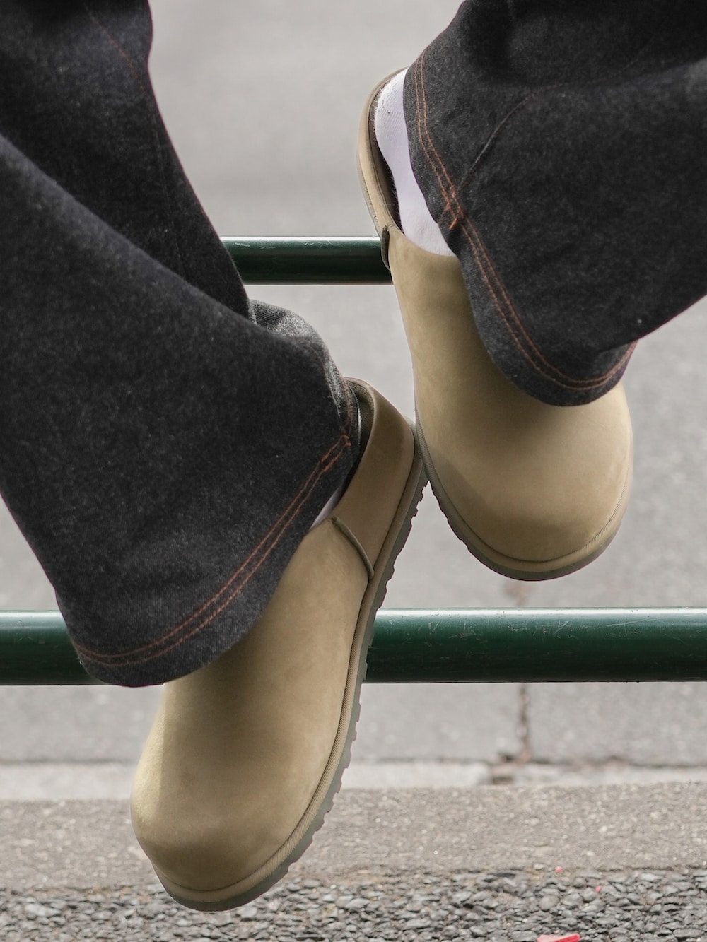 ブラウン系のシャツ/ブラウス、ブラック系のデニムパンツ、レッド系のボストンバッグを着用したメンズの春コーディネートの3枚目の写真