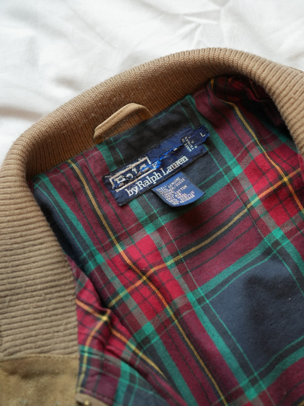 ブラック系のデニムパンツ、ブラック系のブーツ、ブラウン系のブルゾンを着用したメンズの春コーディネートの4枚目の写真