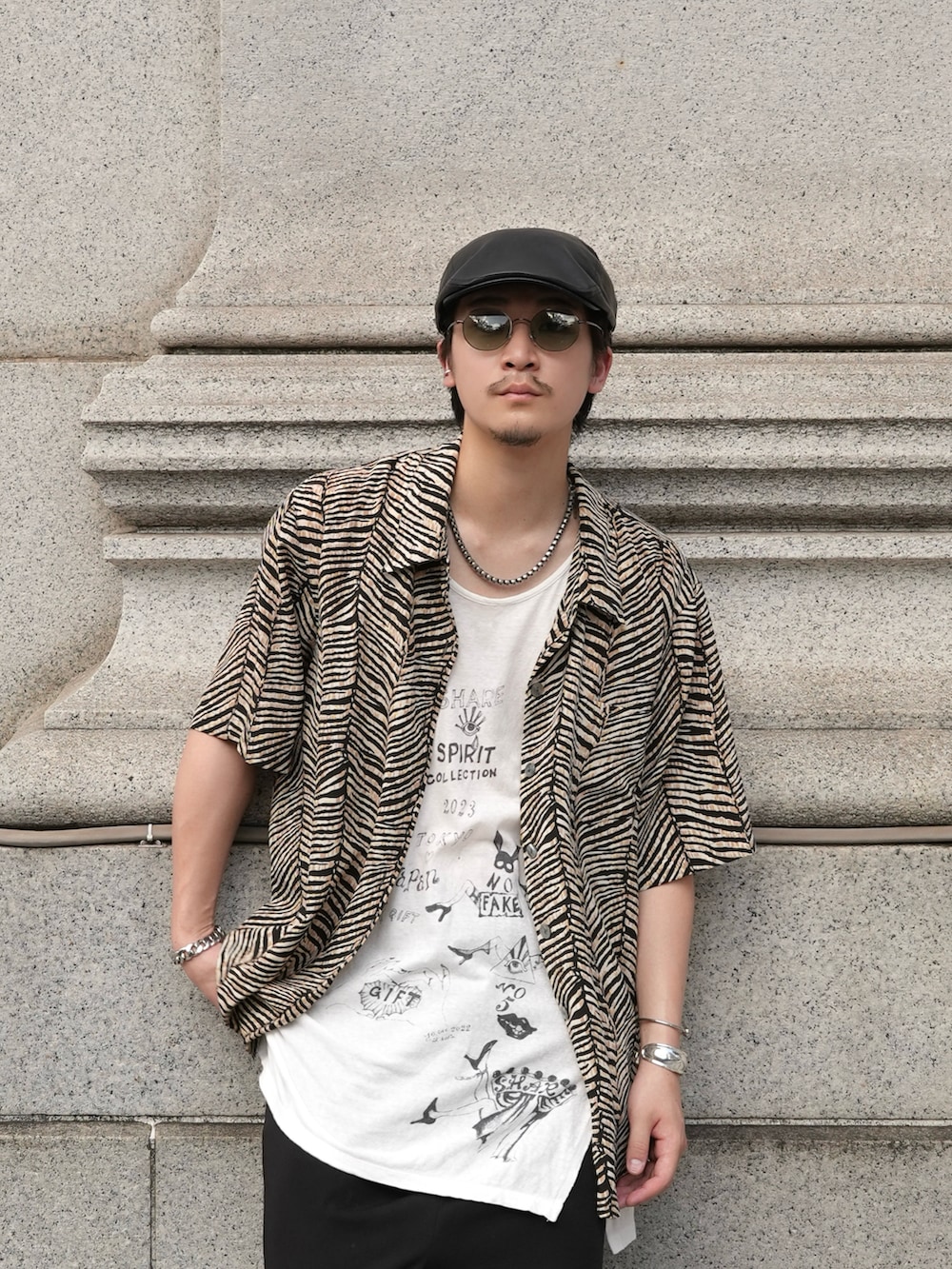 ブラック系のブーツ、ホワイト系のタンクトップ、ブラック系のシャツ/ブラウスを着用したメンズの夏コーディネートの2枚目の写真