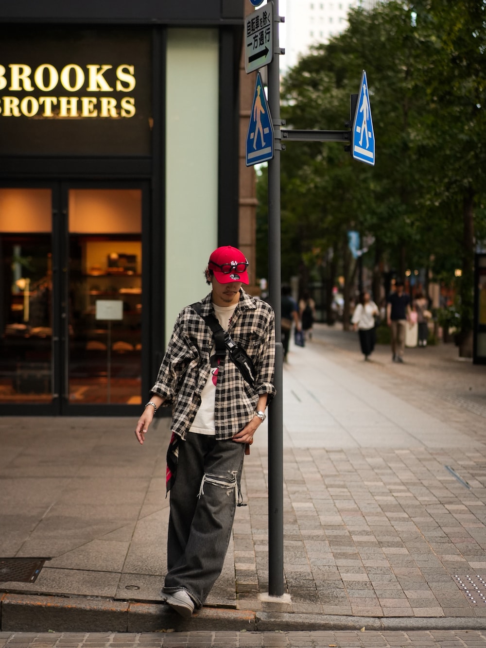 ブラック系のデニムパンツ、グレー系のスニーカー、ブラック系のシャツ/ブラウスを着用したメンズの秋コーディネートの5枚目の写真