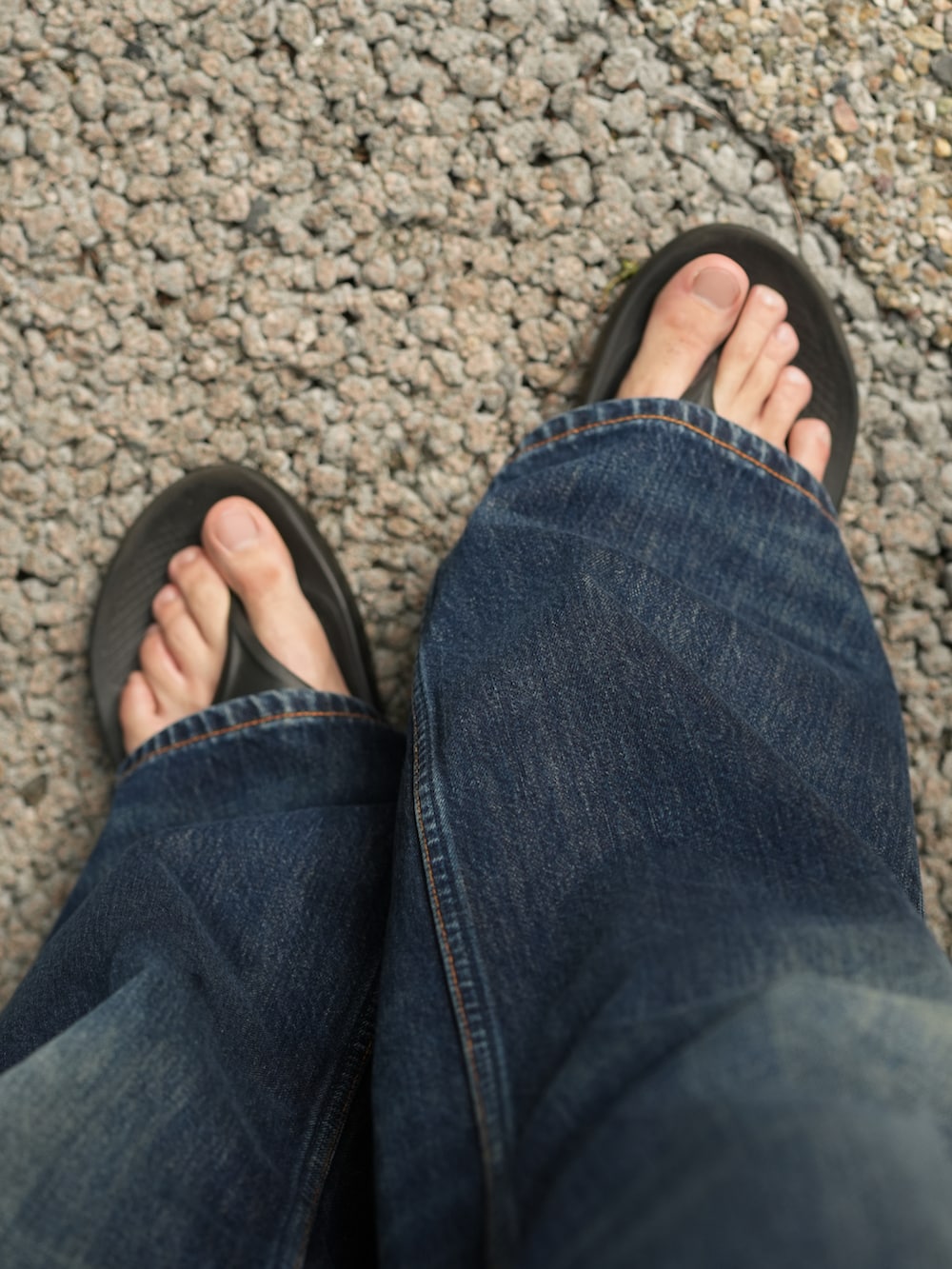 ホワイト系のシャツ/ブラウス、ブルー系のデニムパンツ、ブラック系のサンダルを着用したメンズの夏コーディネートの4枚目の写真