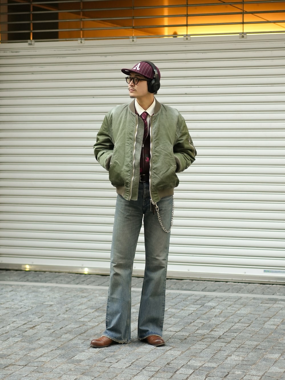 ブルー系のデニムパンツ、ブラウン系のブーツ、ブラウン系のニット/セーターを着用したメンズの冬コーディネートの2枚目の写真