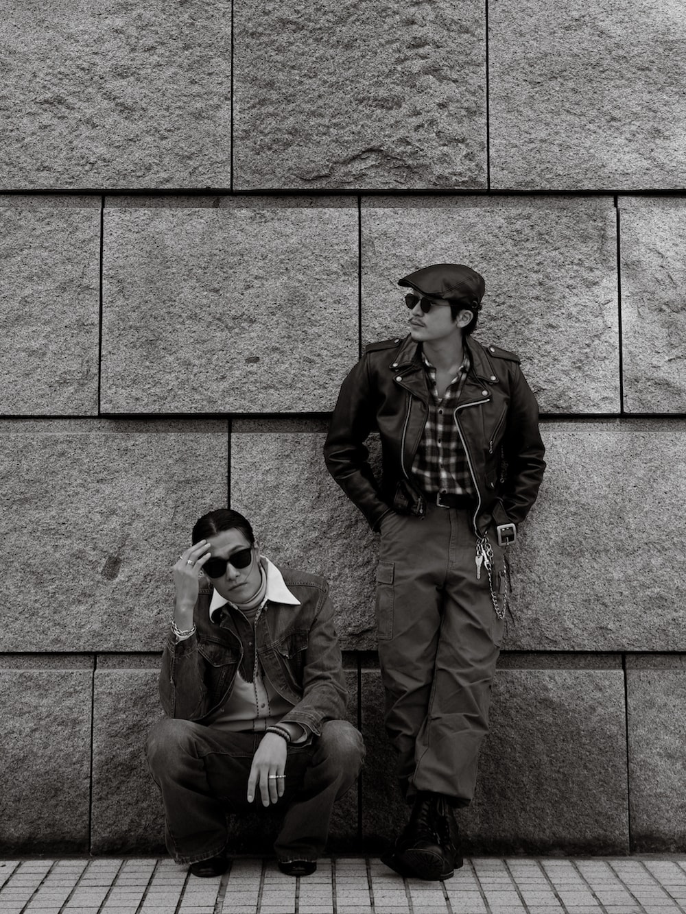 グリーン系のカーゴパンツ、ブラック系のブーツ、ブラック系のライダースジャケットを着用したメンズの冬コーディネートの5枚目の写真