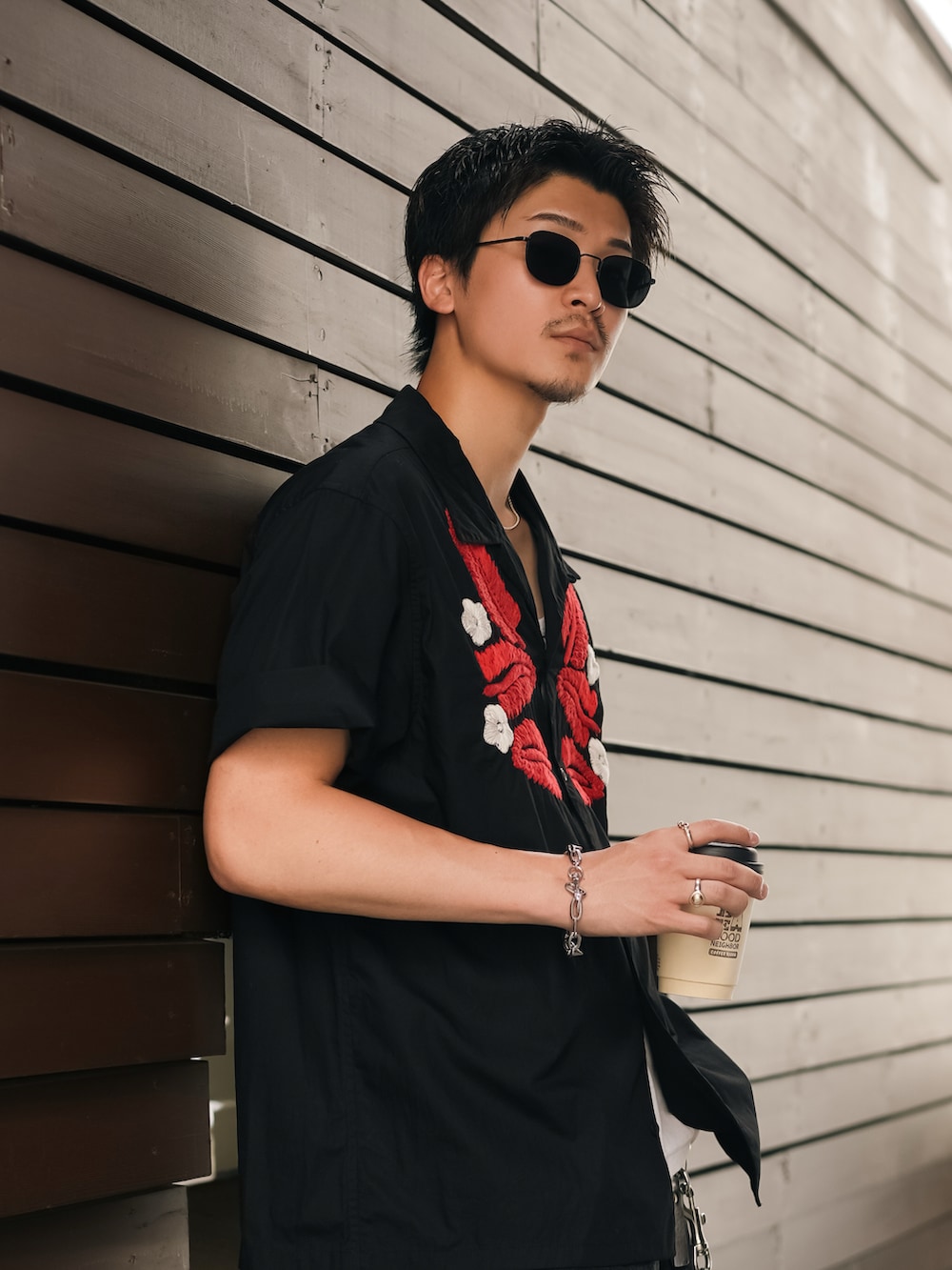 ブラック系のデニムパンツ、ブラック系のシャツ/ブラウス、ブラック系のローファーを着用したメンズの夏コーディネートの2枚目の写真