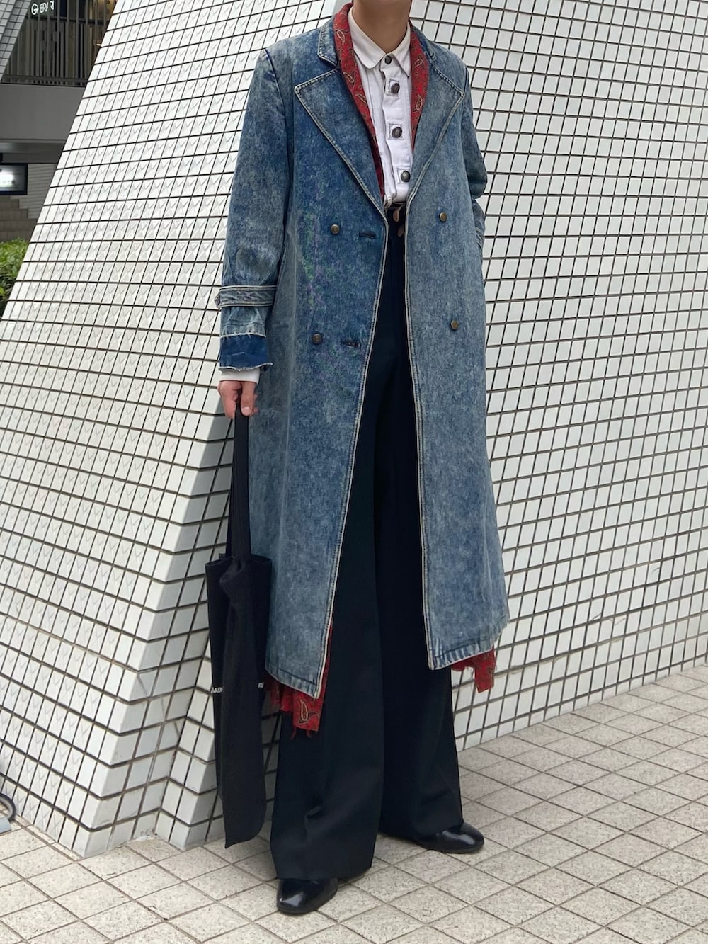 「クリスマスに着たい服、冬コーデ、シンプルコーデ、大人カジュアル、休日コーデ、カジュアル、コート、フレアパンツ、レイヤードスタイル、シャツスタイル、タックイン、お洒落さんとつながりたい、ootd、outfit、いいね、save、フォローお願いします🤑」|「SAINT LAURENT PARISのアイテム(トートバッグ、ブラック系)」を使った、Takeru.さん(メンズ・177cm)の冬コーディネートの2枚目の写真